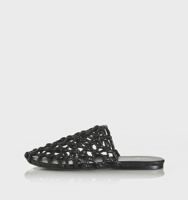 Alias Mae Hezu Mule, Black
