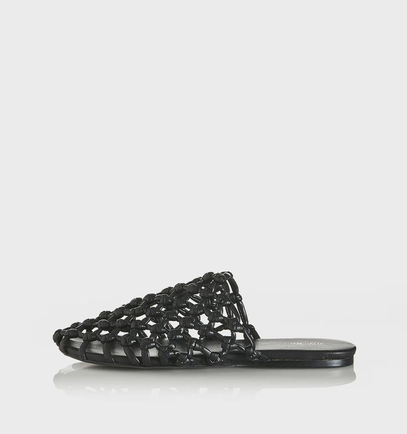Alias Mae Hezu Mule, Black